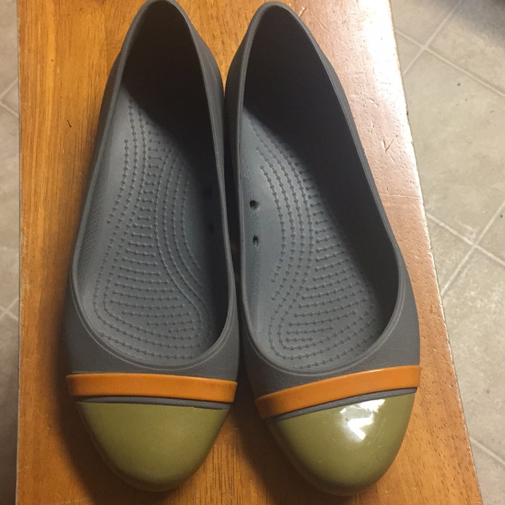 Crocs/flats